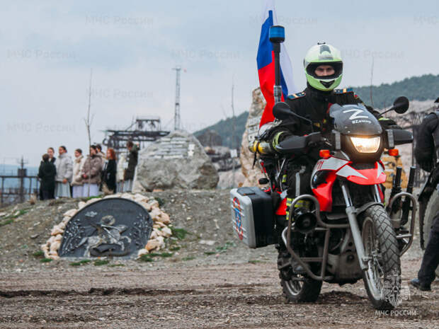 Автомотопробегом отметили 9-ю годовщину воссоединения полуострова с Россией севастопольские спасатели