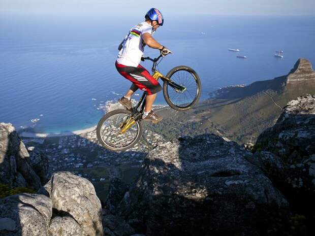 http://images.nationalgeographic.com/wpf/media-live/photos/000/357/cache/kenny-belaey-table-mountain_35781_600x450.jpg