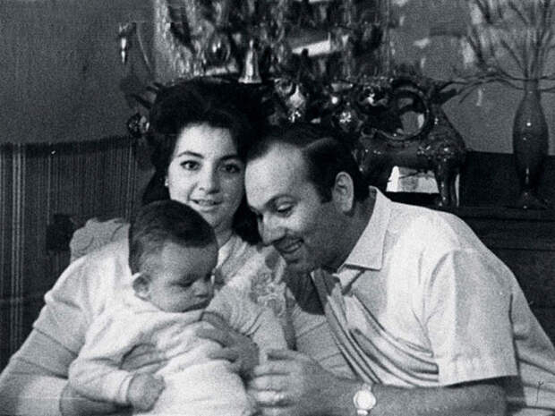1028 Виктория и Бедрос Киркоровы с сыном Филиппом.jpg