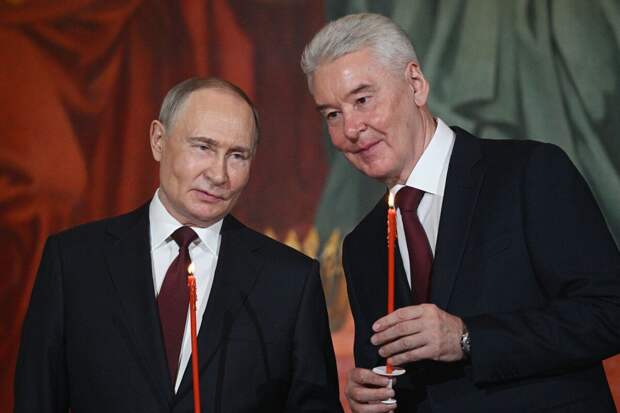 Путин и Собянин пообщались на службе в храме Христа Спасителя