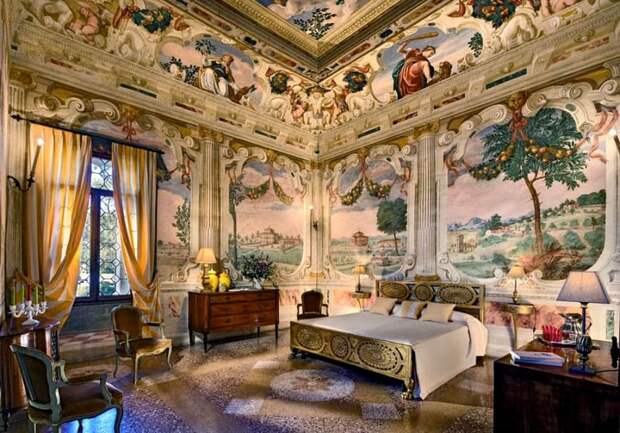 На поверхности потолка и стен обязательно присутствуют элементы художественной росписи и гобеленовые ковры