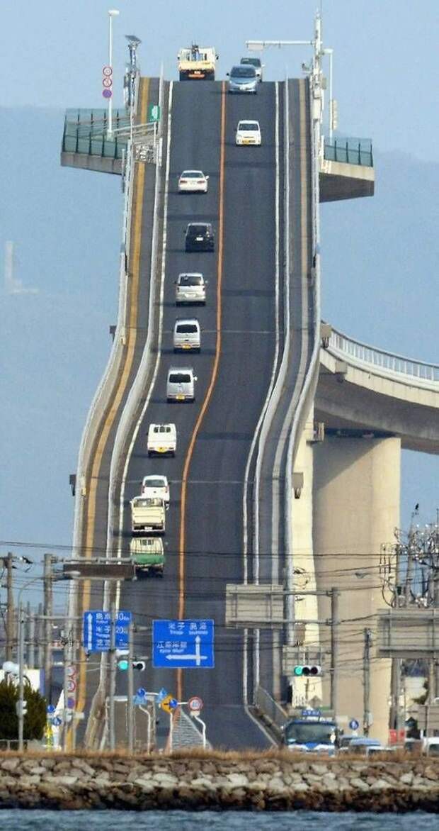 12. А это Eshima Ohashi Bridge, и это не иллюзия. Такой мост сконструирован для одной цели: чтобы суда могли проходить под ним без остановки движения транспорта интересно, странности, фото, япония, японские причуды