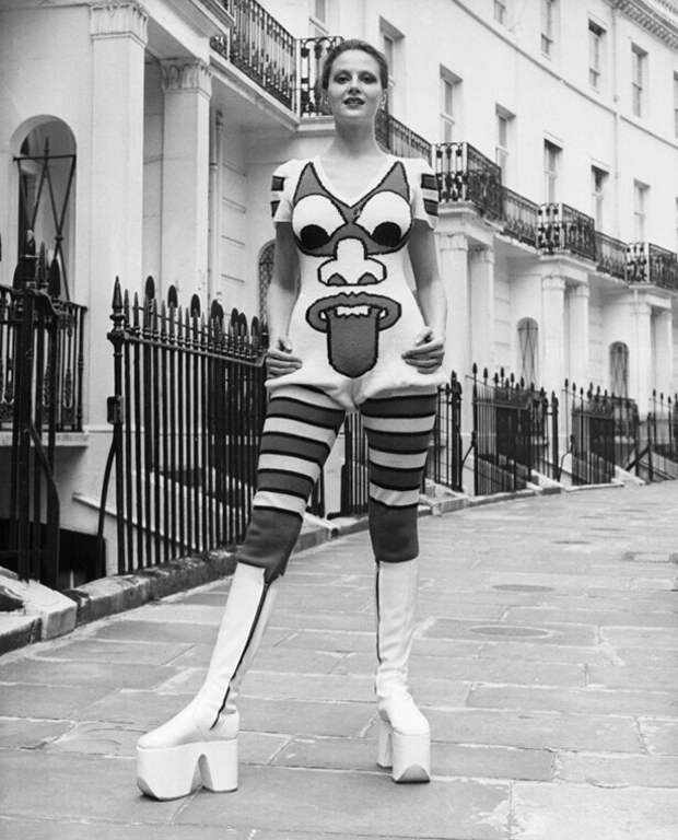 Британская художница и модель Кэролайн Кун в модных сапогах на платформе и шерстяном комбинезоне, созданном Кансай Ямамото. Лондон, Англия, 1971 год.