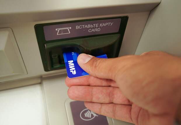 Россияне начали забирать деньги из банков
