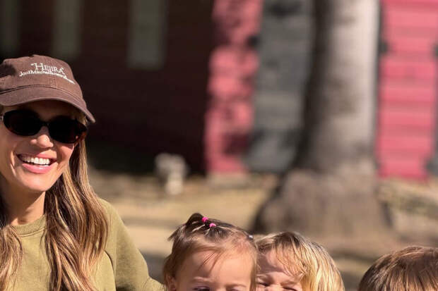 Актриса Мэнди Мур опубликовала фото со своими тремя детьми