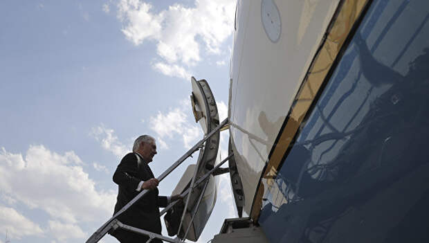 Госсекретарь США Рекс Тиллерсон на трапе самолета. Архивное фото