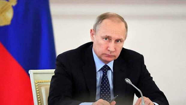 Президент РФ Владимир Путин на совместном заседании Госсовета и Комиссии по мониторингу достижения целевых показателей социально-экономического развития. 4 мая 2017