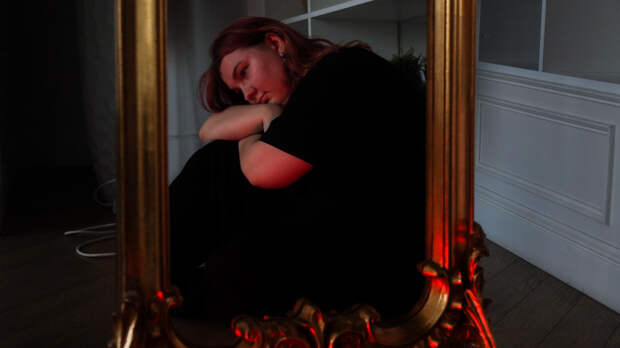 Жизнь в вечной тьме: женщина не может выйти на свет из-за редкой аллергии