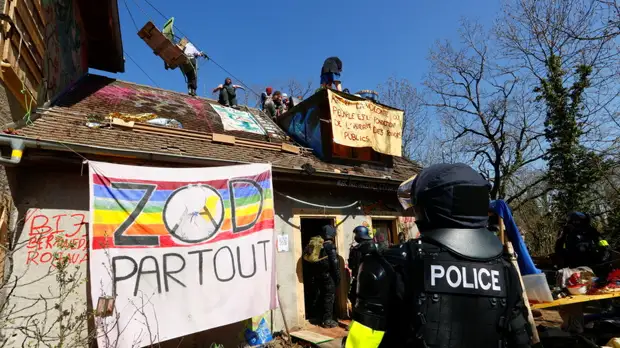 В Швейцарии полиция применила резиновые пули против протестующих