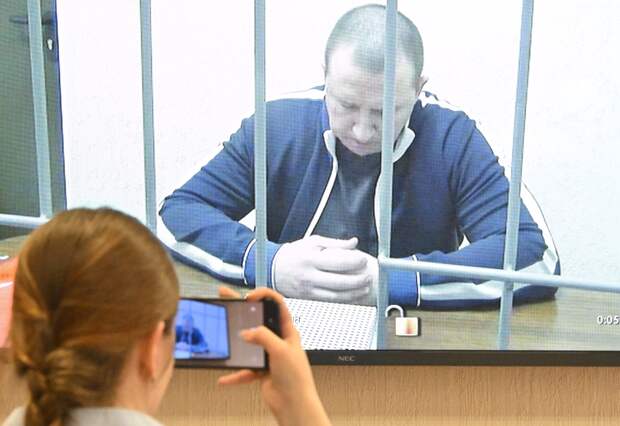 В доме бывшего мэра российского города нашли пять «Мерседесов» и вино