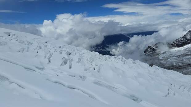 Спасатели эвакуировали двух альпинистов в горах Кабардино-Балкарии