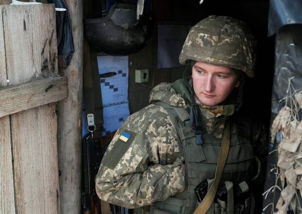Боец ВСУ на позициях под Донецком.