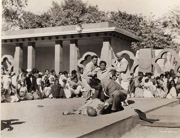Первые секунды после убийства Махатмы Ганди. 1948