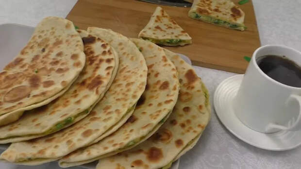 Взбейте зеленый лук с яйцом и вы останетесь довольны / Готовим вкуснейшие лепешки с начинкой Рецепт, Кулинария, Тесто, Другая кухня, Еда, Вкусно, Видео, Длиннопост, Видео рецепт, Видеоблог