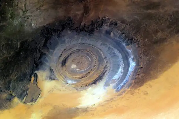 "Глаз Сахары": Вулкан, эрозия почвы или кратер метеорита?