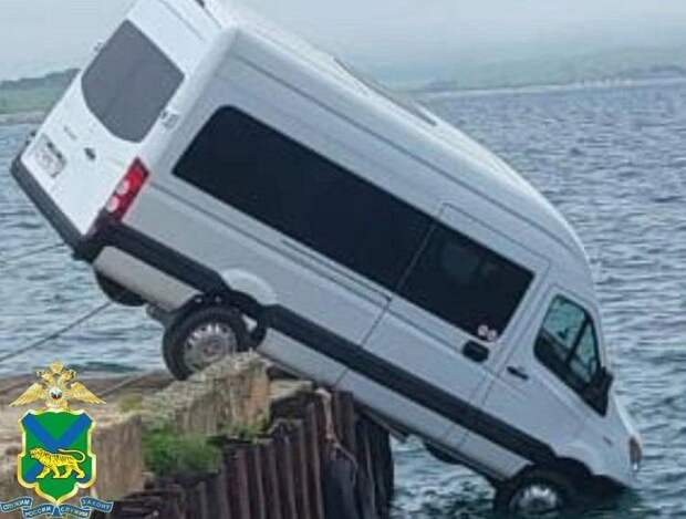 В Приморье микроавтобус с пассажирами повис на задних колесах над морем