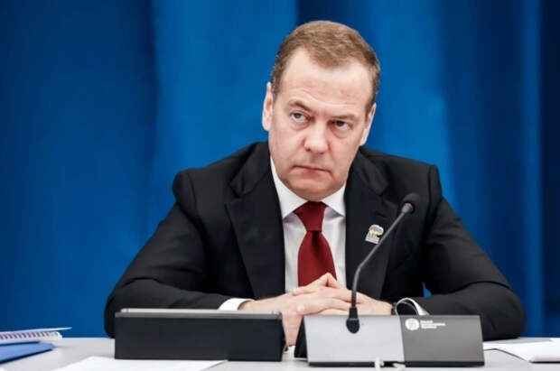 Медведев поздравил россиян с Новым годом