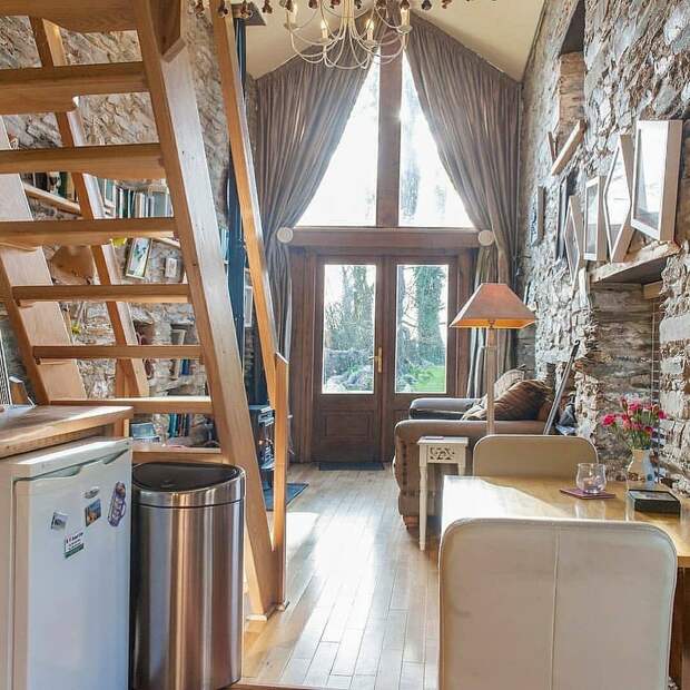 Вид со стороны кухни. Внутри царит та самая простая сельская атмосфера, присущая небольшим ирландским домикам. Никаких выкрутасов, старенькие вещи. Но большая дверь с панорамным окном, тяжелые портьеры и каменные стены (16-й век, только подумайте!) вносят средневековый диссонанс в эту деревенскую идиллию