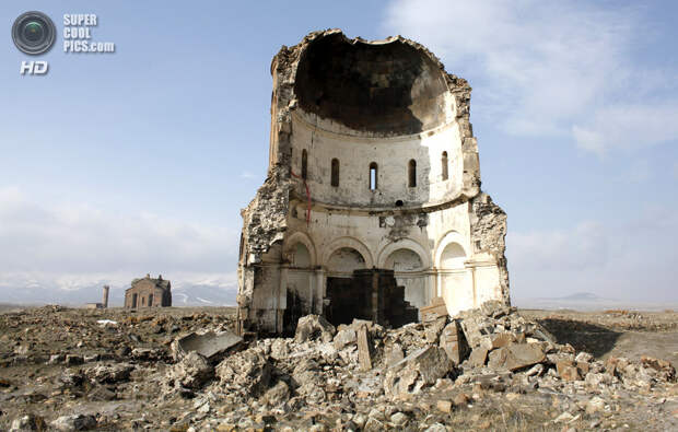 Турция. Ани, Карс. 19 февраля 2010 года. Остатки Церкви Святого Спасителя. (REUTERS/Umit Bektas)