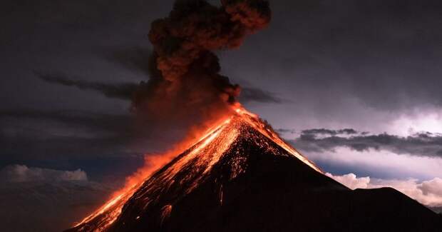 Вулкан Фуэго в Гватемале