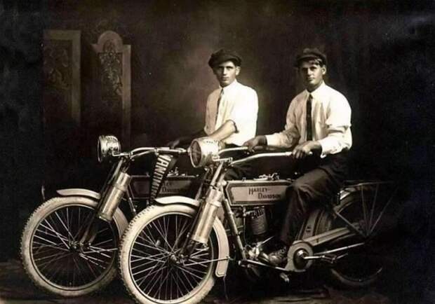 Молодые люди на мотоциклах Harley-Davidson, 1914 год. | Фото: itd0.mycdn.me.