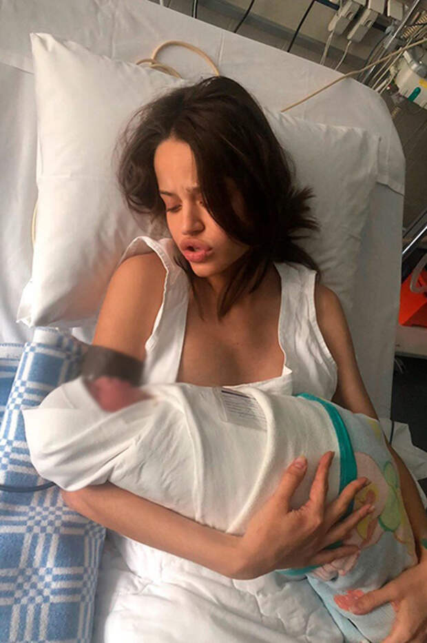 Сюзанна Варинина с новорожденной дочерью