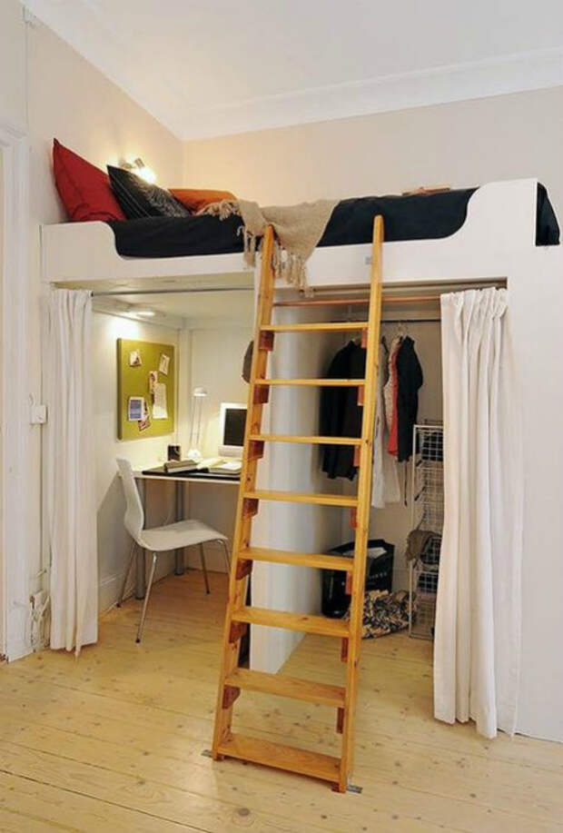 Кровать-чердак с гардеробом и рабочим местом. | Фото: Pinterest.