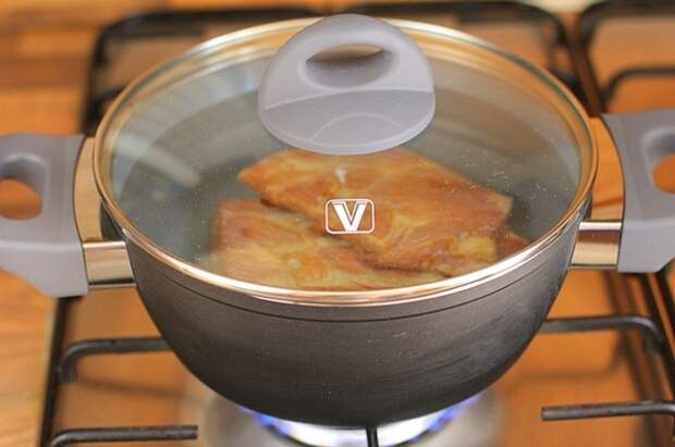 Залить водой рёбрышки и варить около часа.