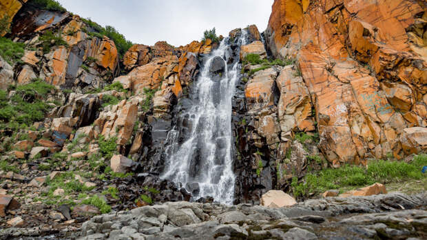 «Красные Камни» — это «космический» каньон с ледяными водопадами и красными скалами