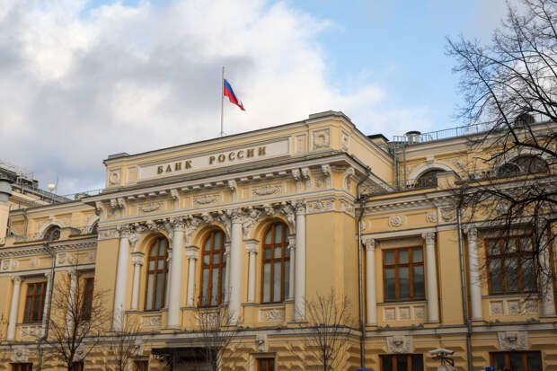 Ключевую ставку Банка России пообещали не снижать автоматически