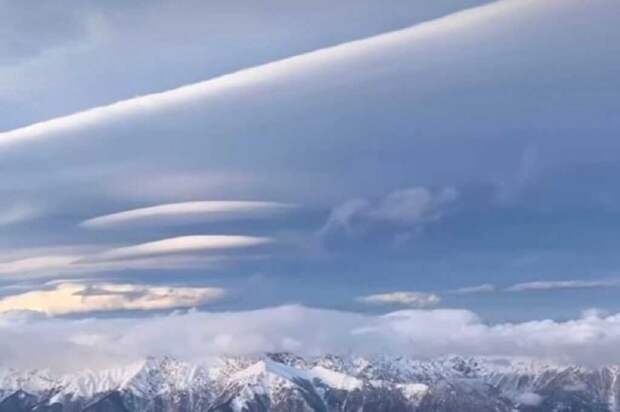 В горах Сочи было замечено редкое явление природы — лентикулярные облака (видео)