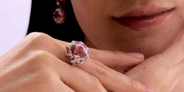 Больше, чем просто букет: подборка подарков к 8 марта