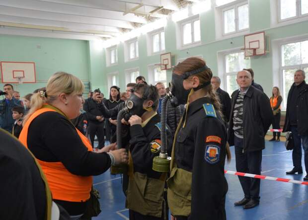 В школе на северо-западе столицы состоялись показные занятия по гражданской обороне. Фото: Департамента ГОЧСиПБ
