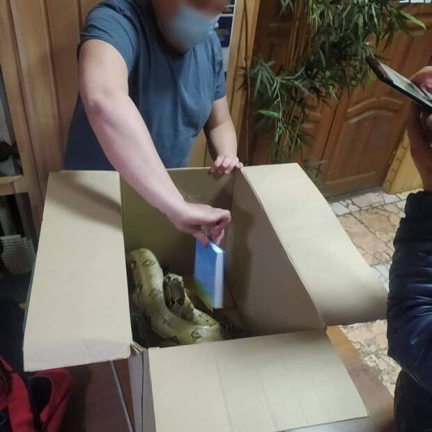 В Киеве задержали мужчину со змеями на шее. Фото: facebook.com/mvs.gov.ua