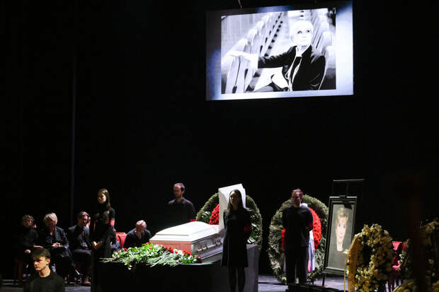 Дети поддержали актрису Меньшову на прощании с Алентовой