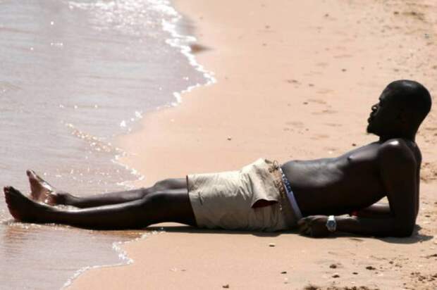 Почему у африканцев темная кожа, если все темное нагревается на солнце гораздо сильнее