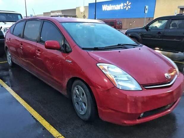 Миниатюрный Toyota Prius с шестью дверями
