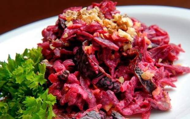 Салат со свеклой, черносливом и орехами