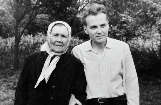 Василий Сухомлинский с матерью