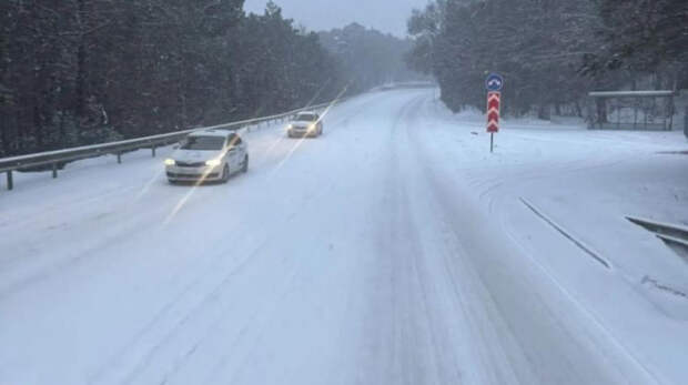 Дорожники очищают участок трассы Ялта — Севастополь от снега