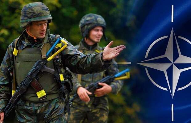 Солдаты НАТО на фоне флага