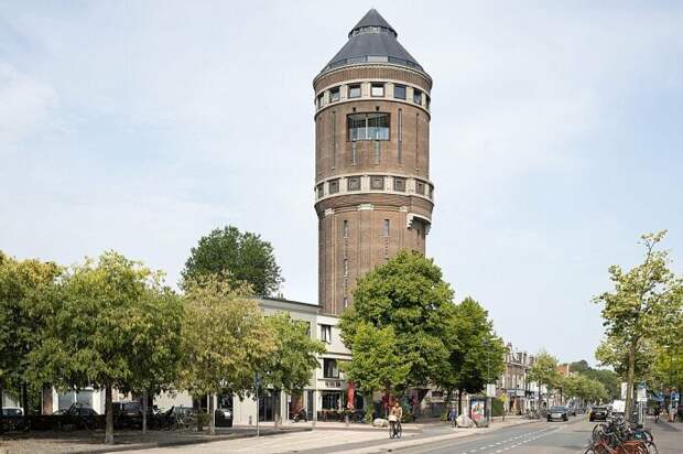 Заброшенную водонапорную башню XIX века превратили в роскошные апартаменты, пентхаус и кафе (Amsterdamsestraatweg Water Tower, Утрехт). | Фото: theflighter.com.
