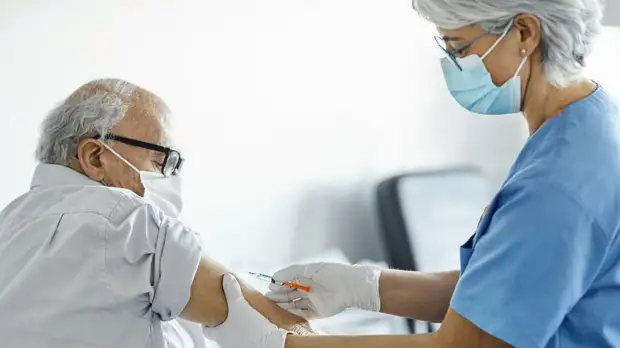 Уровень коллективного иммунитета к коронавирусу в России составил 42,9%