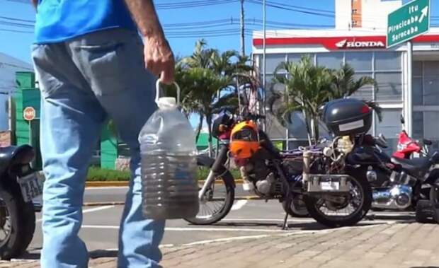 Рикардо Азеведо несет воду, набранную в реке, чтобы заправить свой мотоцикл. | Фото: motorcycle.com.