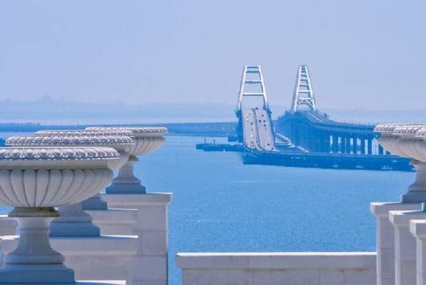 Вид на Крымский мост с Митридатской лестницы