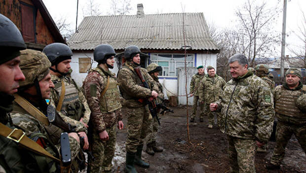 Президент Украины Петр Порошенко во время поездки в Луганскую и Донецкую области