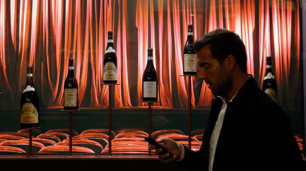 Гости украли бутылки вина во время стрельбы на приеме с Трампом