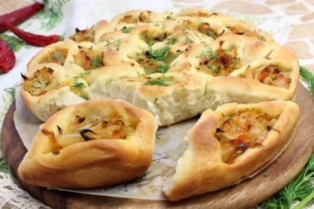 Капустный пирог, посыпанный зеленью
