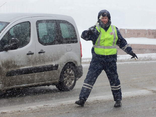 В регионах России зафиксировали массовые ДТП и пробки из-за снежного шторма