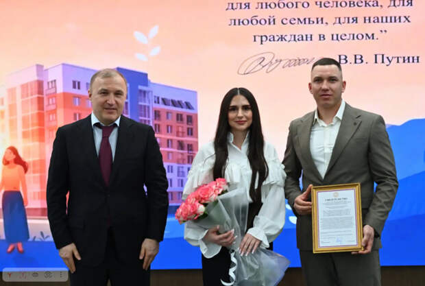 Глава Адыгеи вручил жилищные сертификаты девяти молодым семьям
